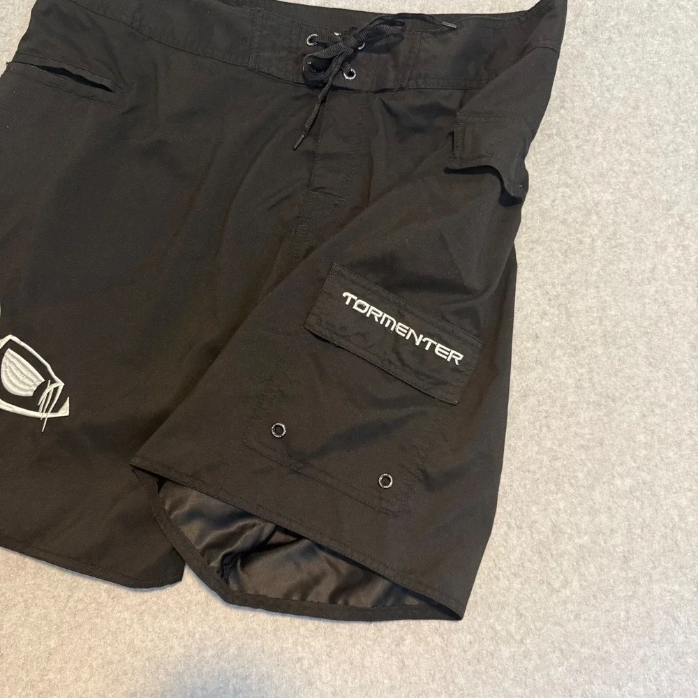 Tormenter Mens Black Board Shorts 40 Embroidered Fish Skeleton Cargo Surf Swim